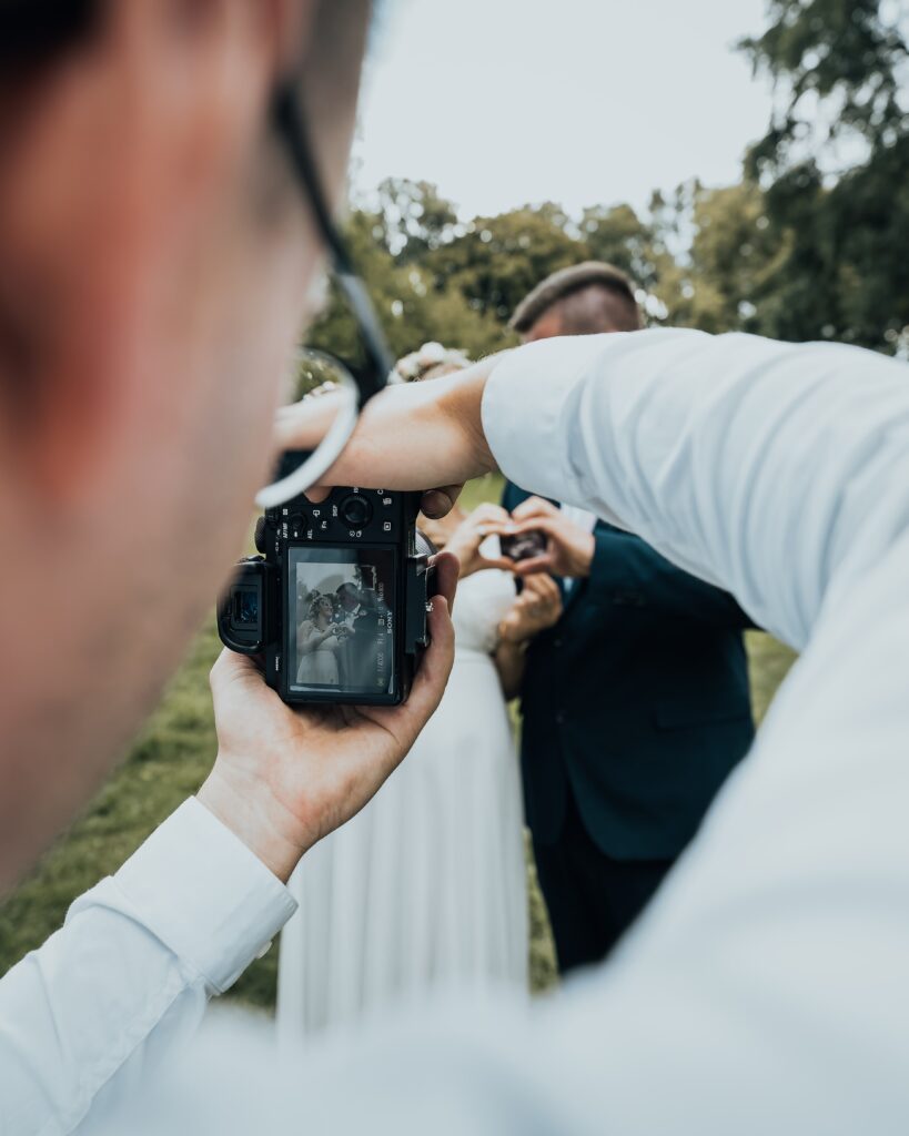 Ein Hochzeitspaar wird fotografiert