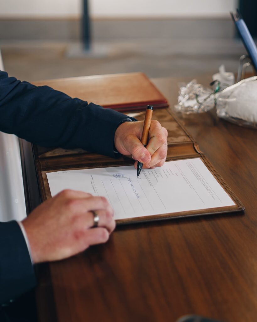 Ein Dokument wird unterschrieben