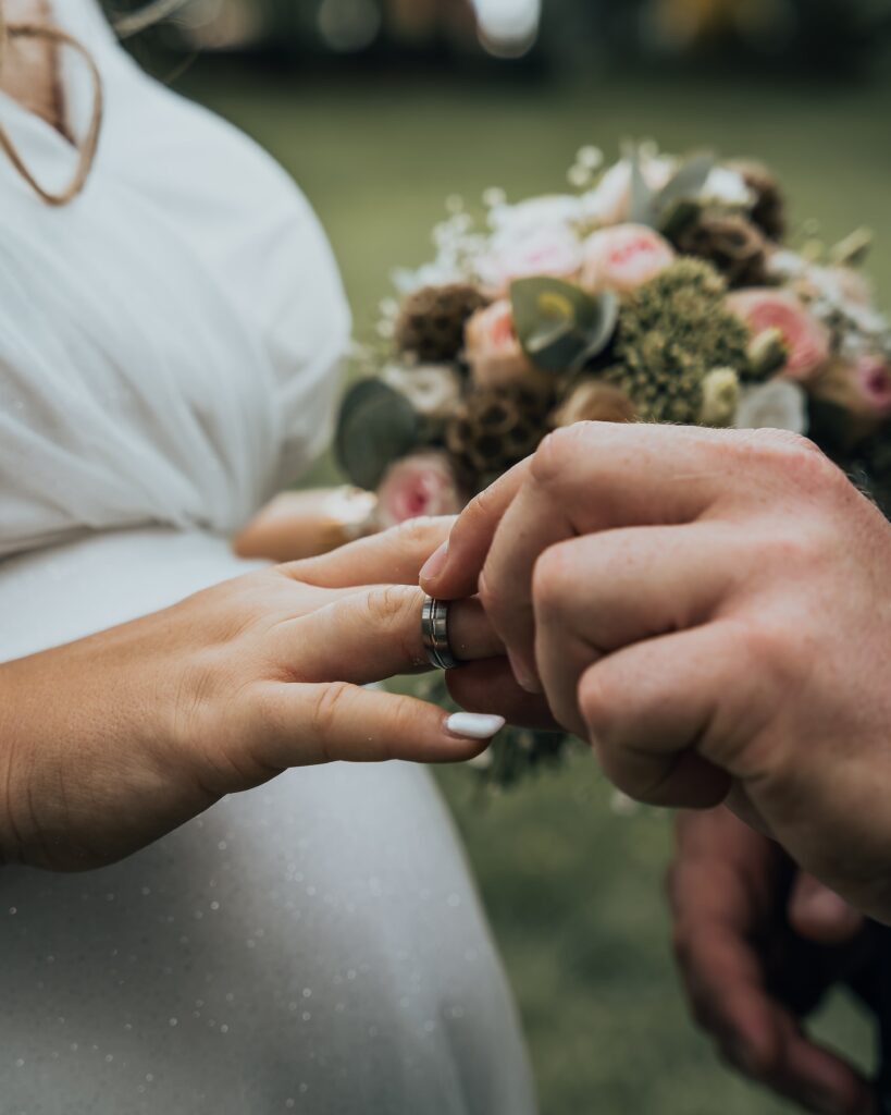 Ein Ring wird angesteckt