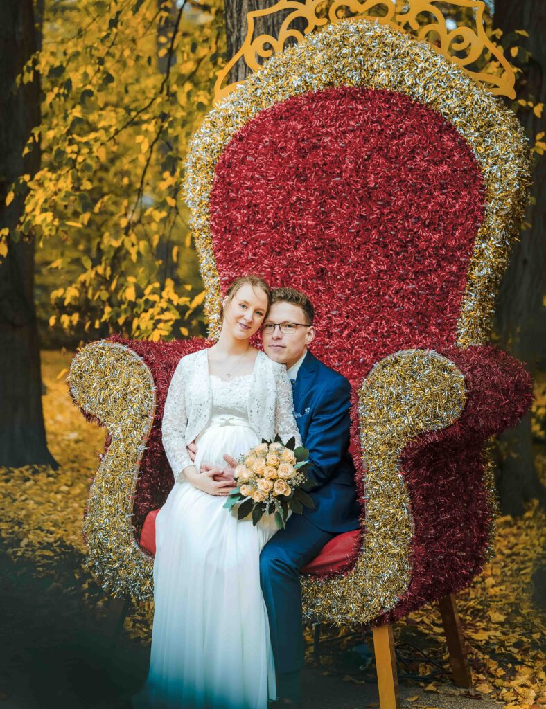 ein Hochzeitspaar auf einem Stuhl