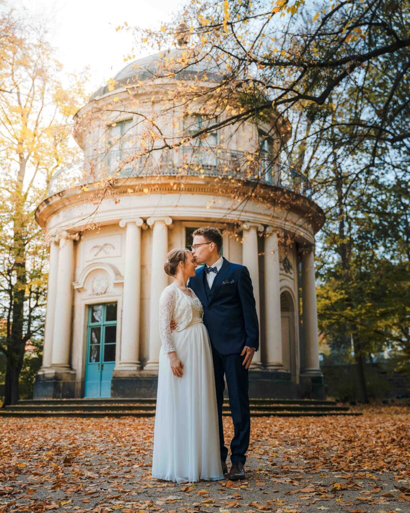 ein Hochzeitspaar vor einem Gebäude