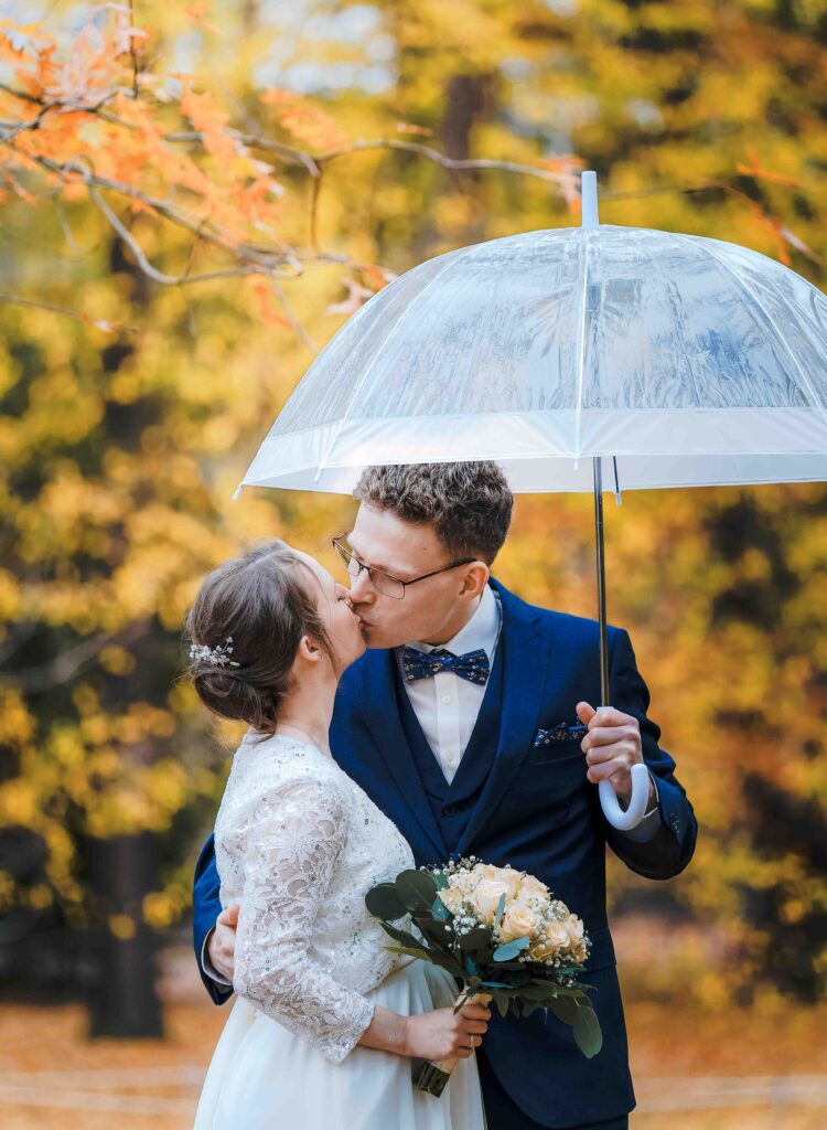 ein küssendes Hochzeitspaar