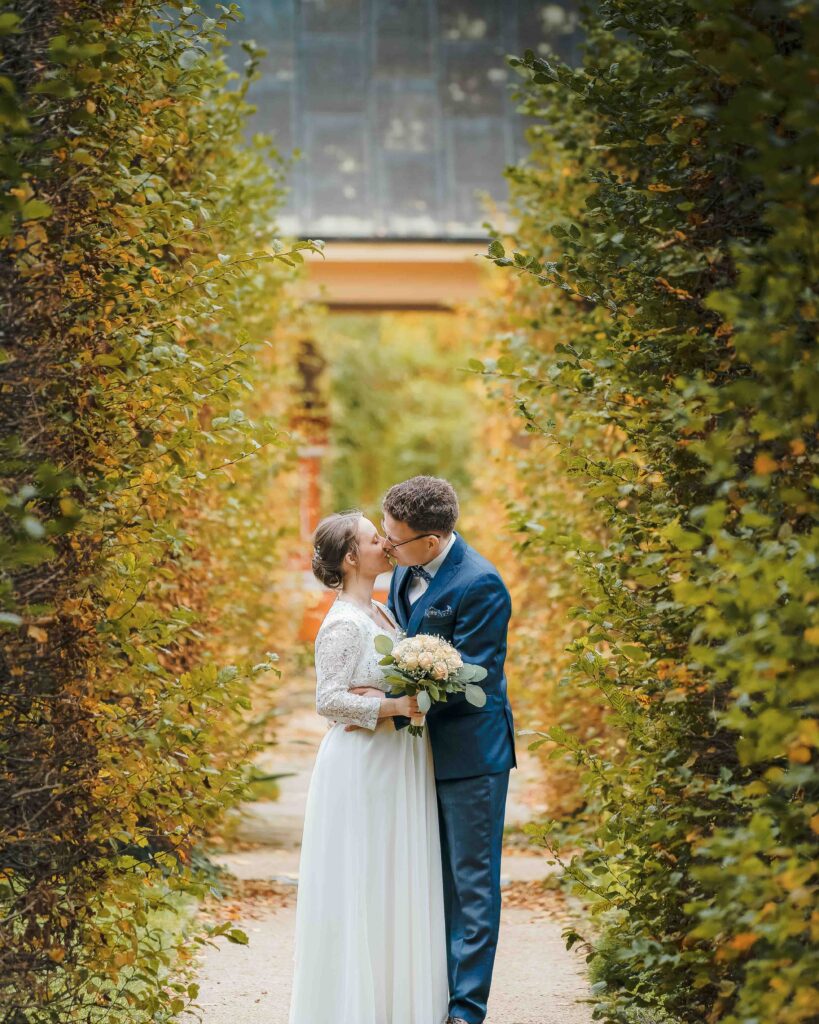 ein küssendes Hochzeitspaar