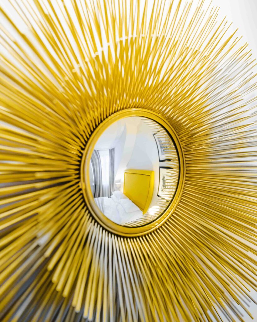 Ein Spiegel in einem Hotelzimmer