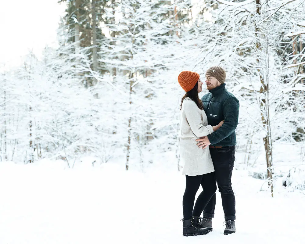 Ein Paar im Schnee