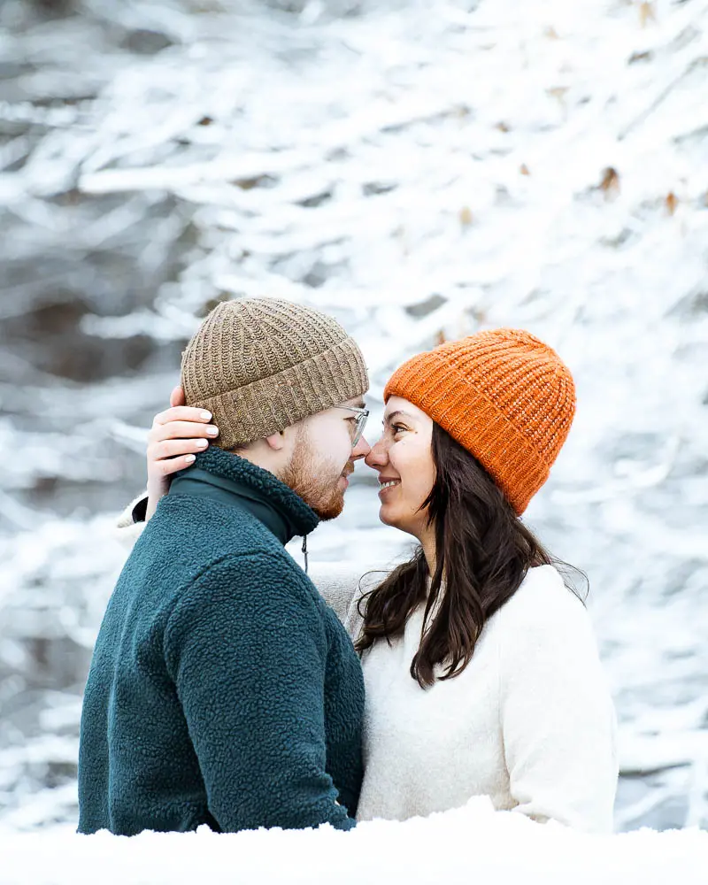 Ein Paar im Schnee