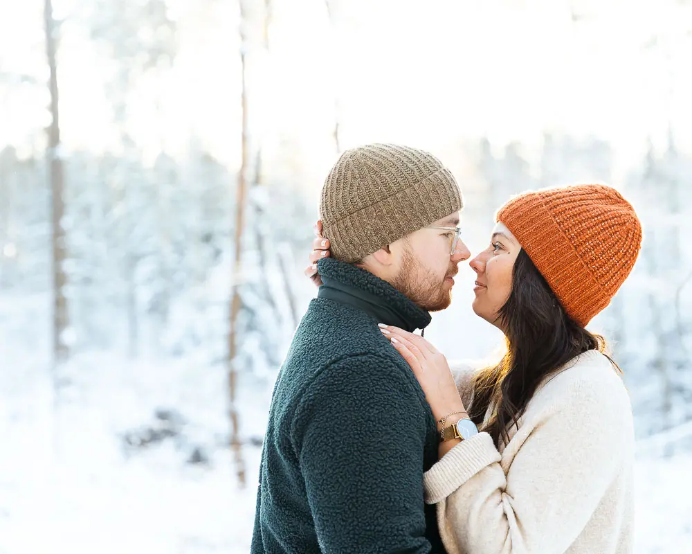 Ein Paar im Schnee